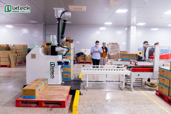 Lợi ích khi ứng dụng giải pháp trạm robot bốc xếp cho ngành sản xuất hàng tiêu dùng