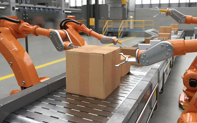 Cánh tay robot đóng gói thùng carton trong dây chuyền nhà máy thông minh