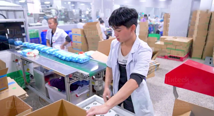 Thực trang việc đóng gói sản phẩm hoàn toàn bằng tay
