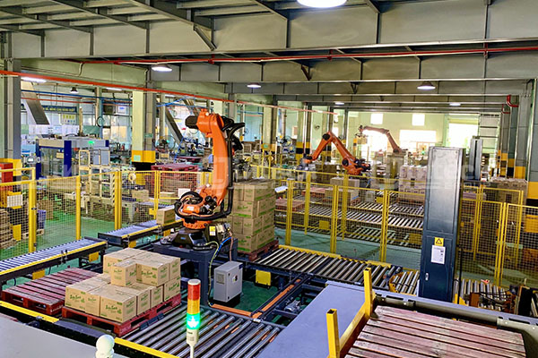 Hệ thống robot bốc xếp thùng carton tại nhà máy khách hàng