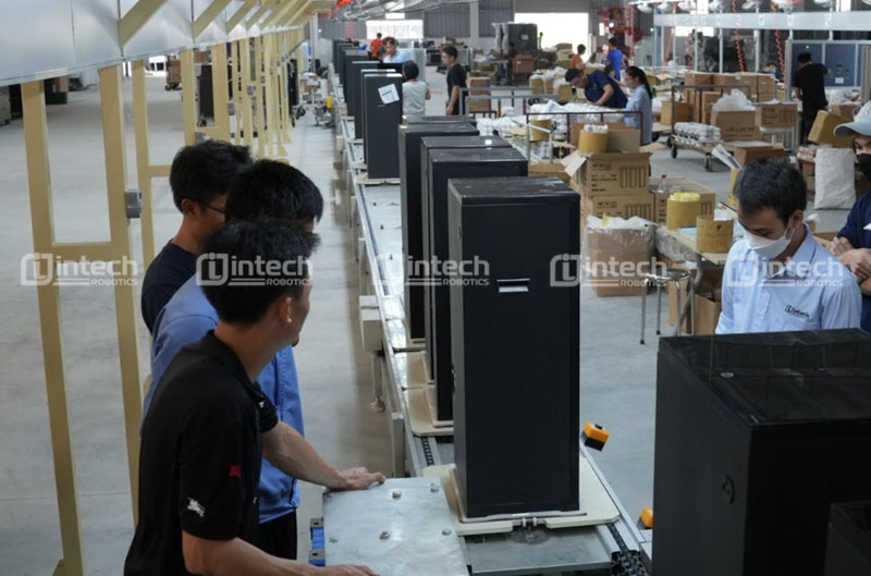 Intech Robotics đang bàn giao, hướng dẫn vận hành hệ thống