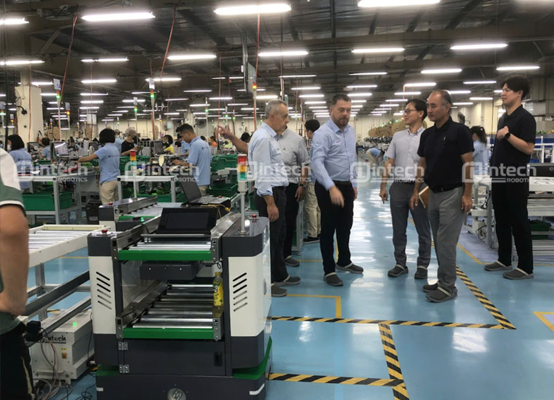 Hệ thống robot AGV vận hành tại nhà máy khách hàng
